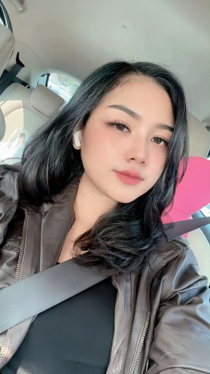 Foto Rini di dalam mobil